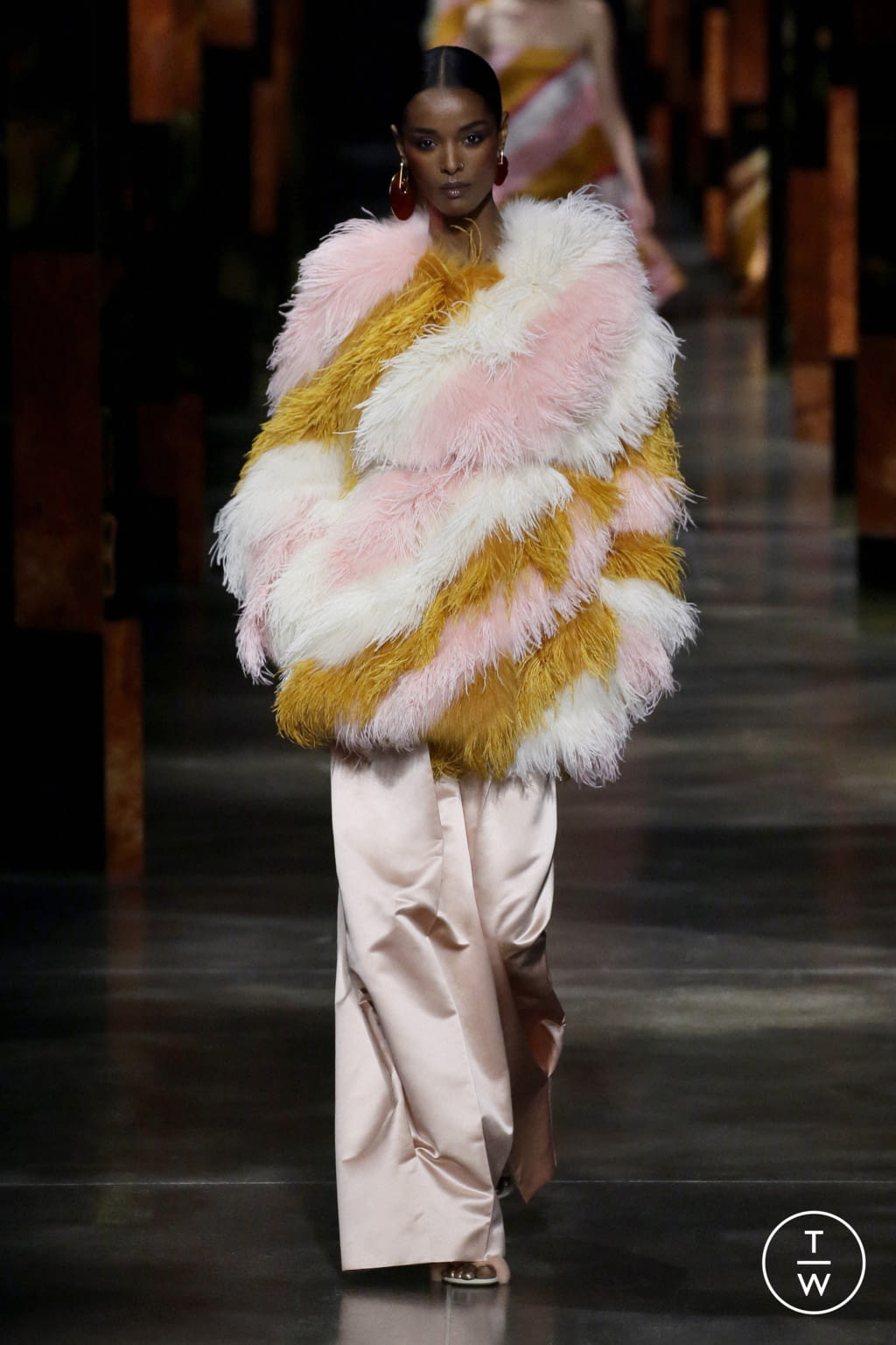 Fashion Week Milan Spring/Summer 2022 look 28 from the Fendi collection 女装