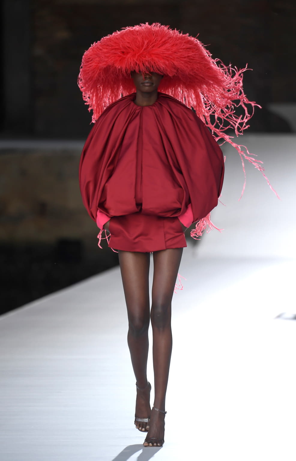 Fashion Week Paris Fall/Winter 2021 look 1 de la collection Valentino couture