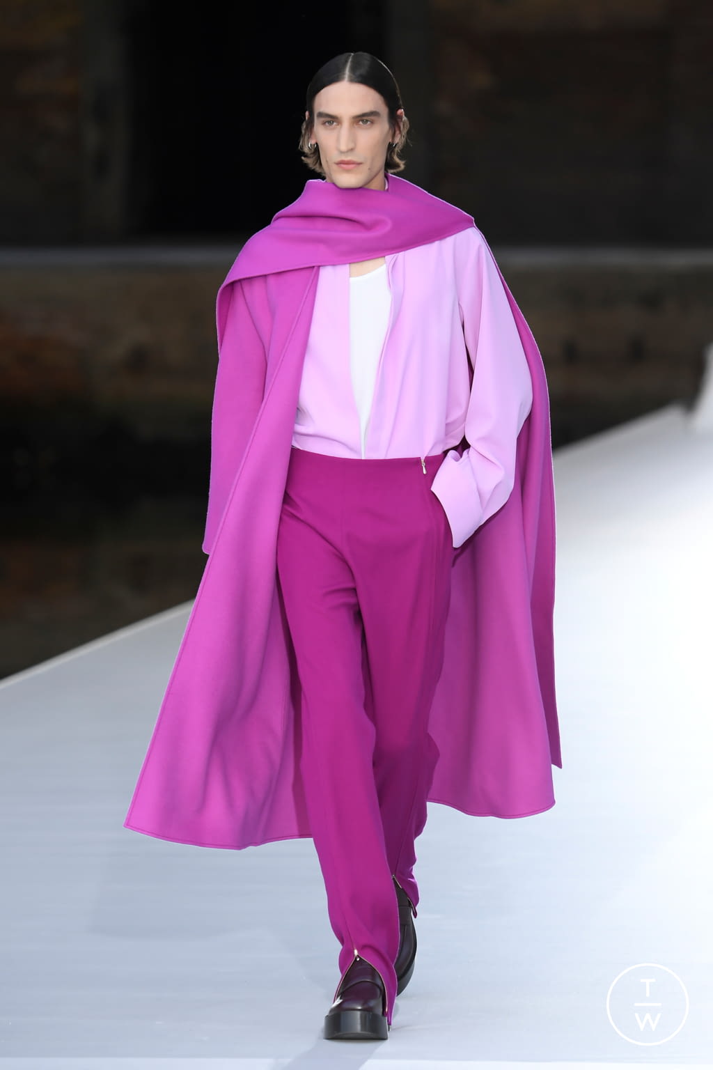 Fashion Week Paris Fall/Winter 2021 look 3 from the Valentino collection 高级定制
