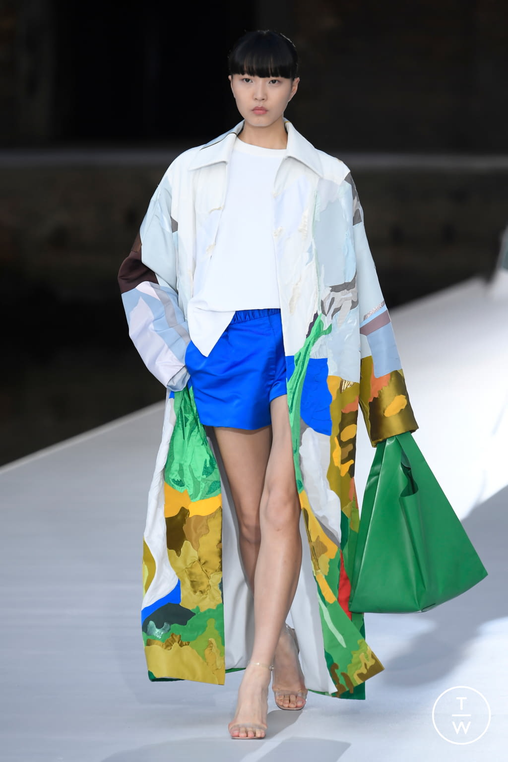 Fashion Week Paris Fall/Winter 2021 look 21 from the Valentino collection 高级定制