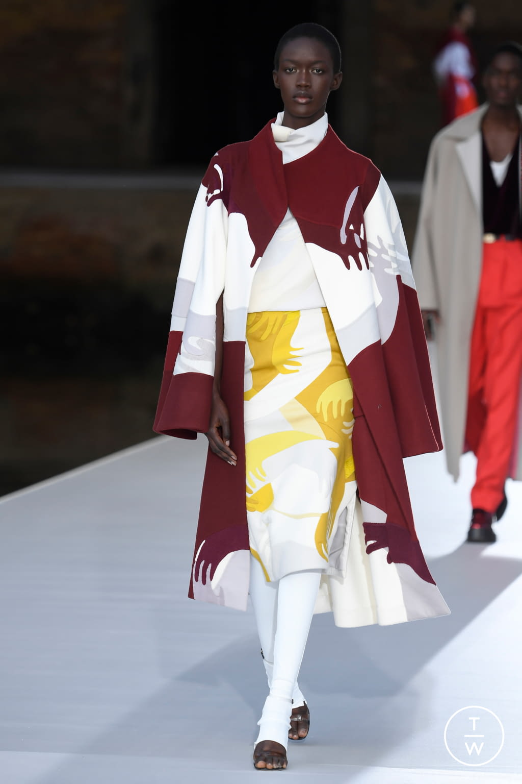 Fashion Week Paris Fall/Winter 2021 look 39 from the Valentino collection 高级定制