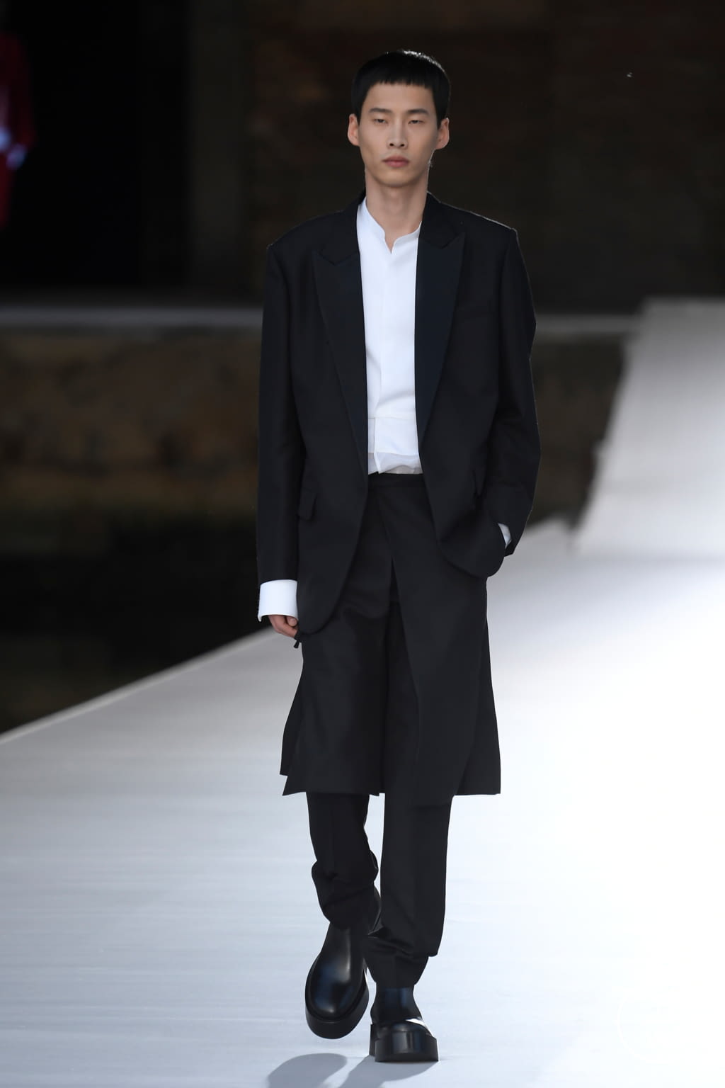 Fashion Week Paris Fall/Winter 2021 look 47 from the Valentino collection 高级定制