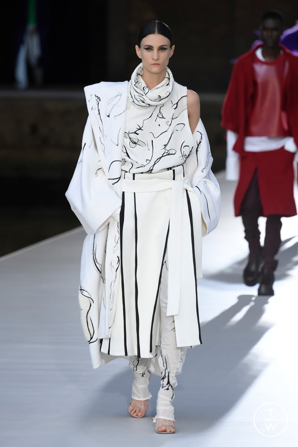 Fashion Week Paris Fall/Winter 2021 look 49 from the Valentino collection 高级定制