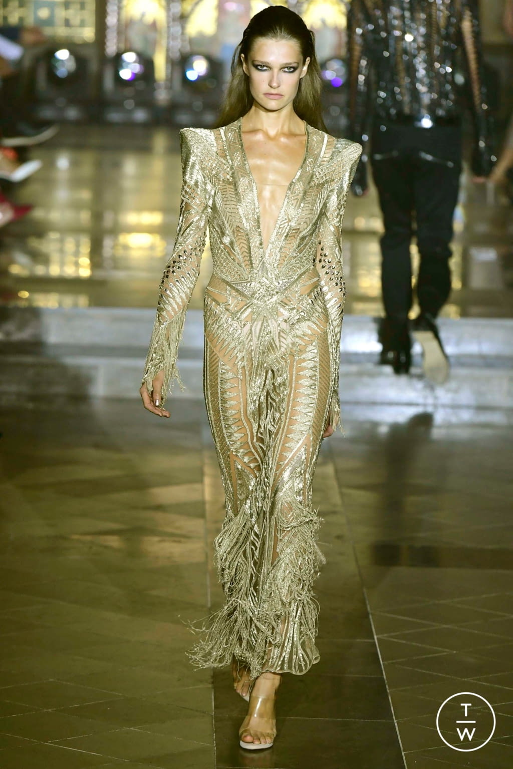 Fashion Week London Spring/Summer 2019 look 36 from the Julien MacDonald collection 女装