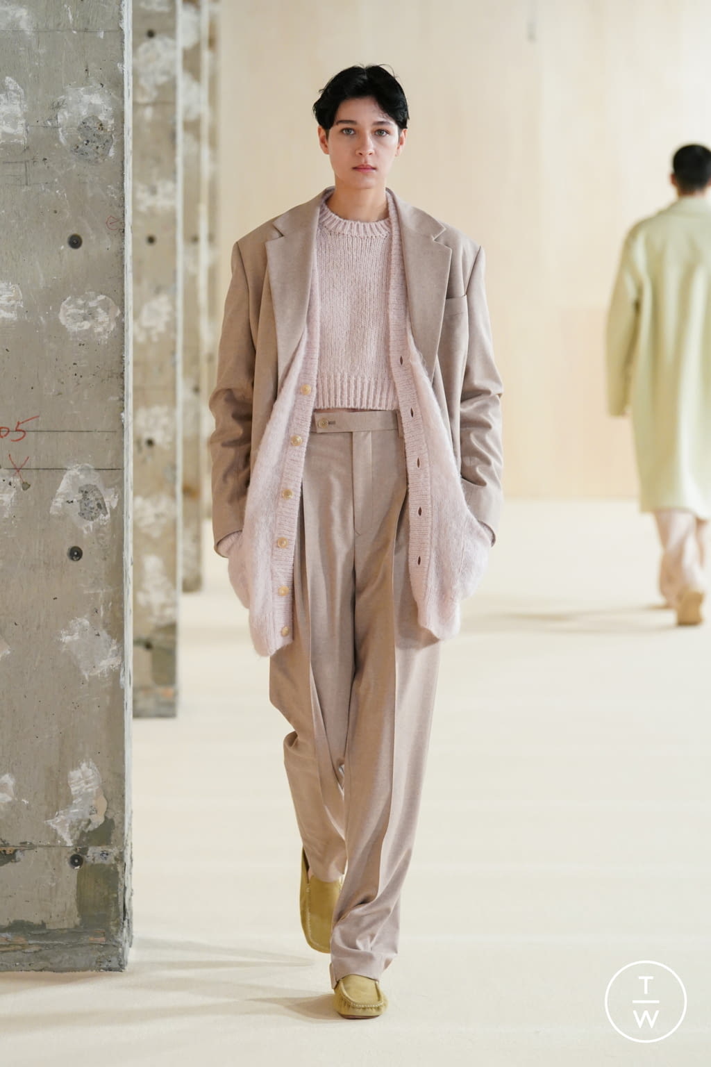 Fashion Week Paris Fall/Winter 2022 look 35 from the AURALEE collection 男装