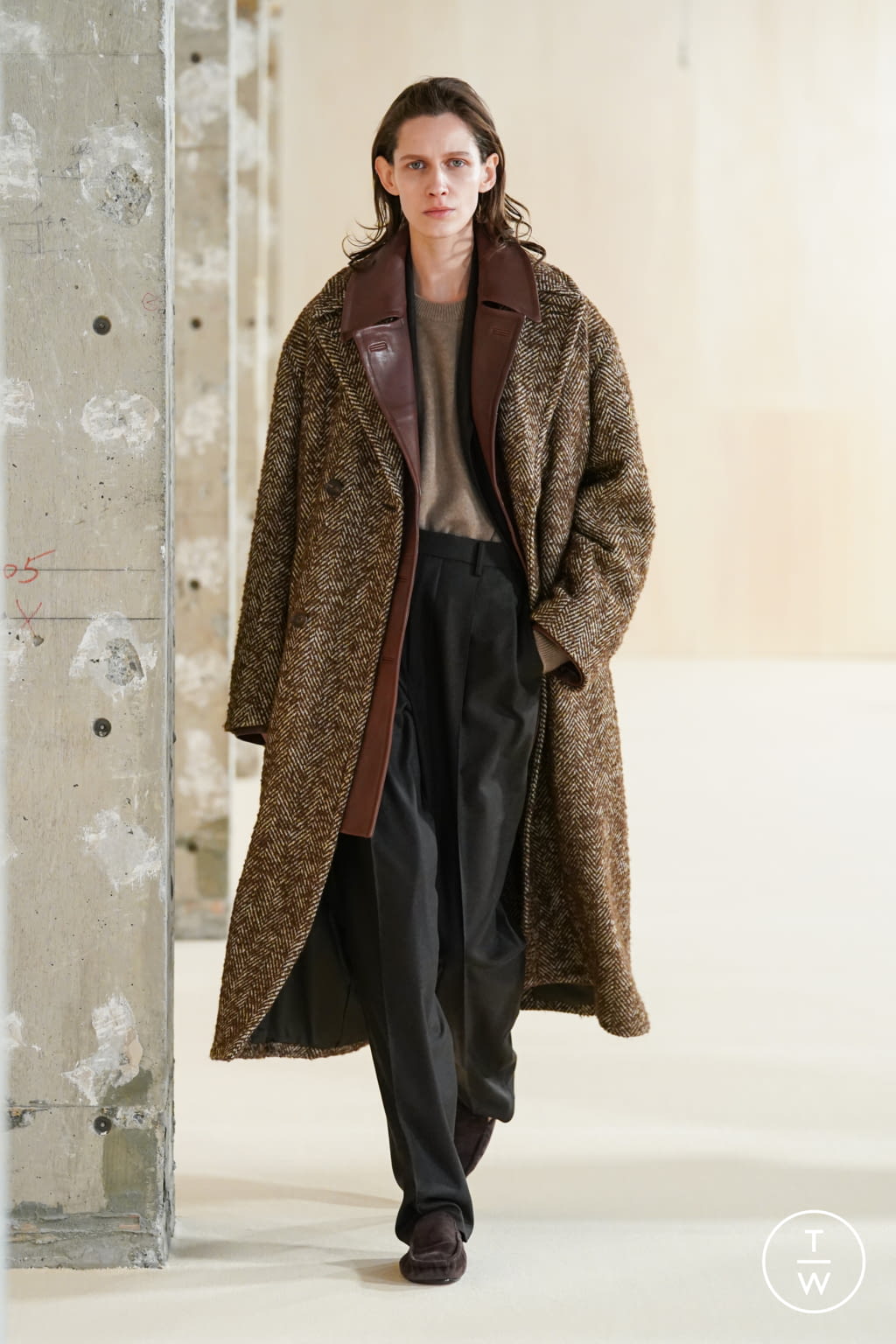 Fashion Week Paris Fall/Winter 2022 look 40 from the AURALEE collection menswear