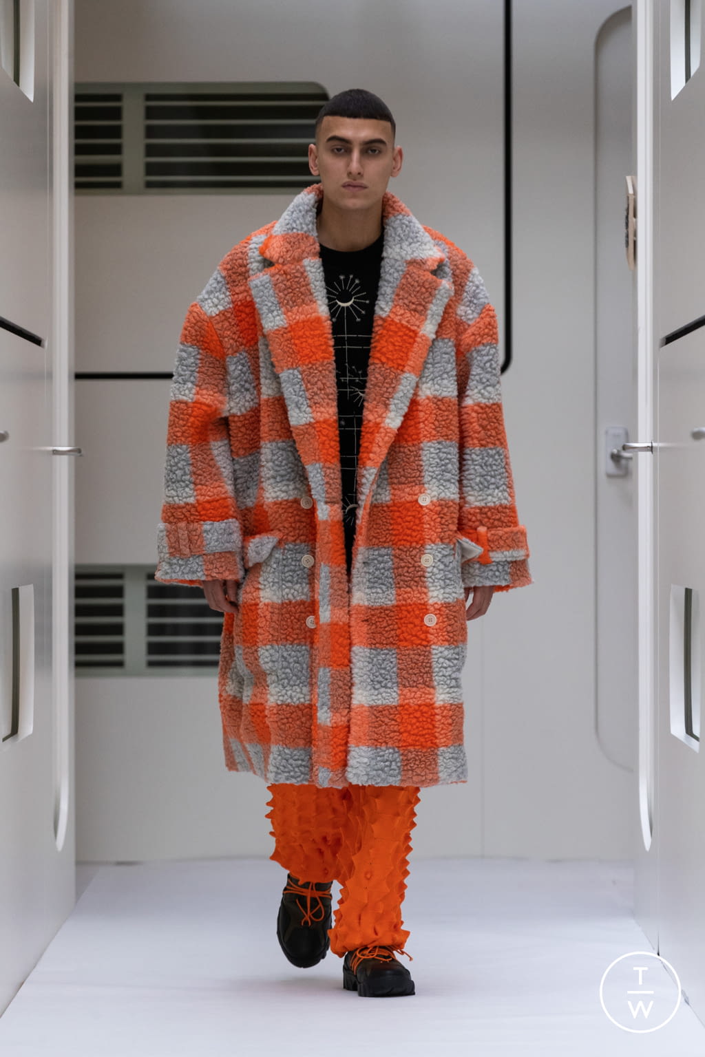 Fashion Week Paris Fall/Winter 2022 look 1 from the Henrik Vibskov collection menswear