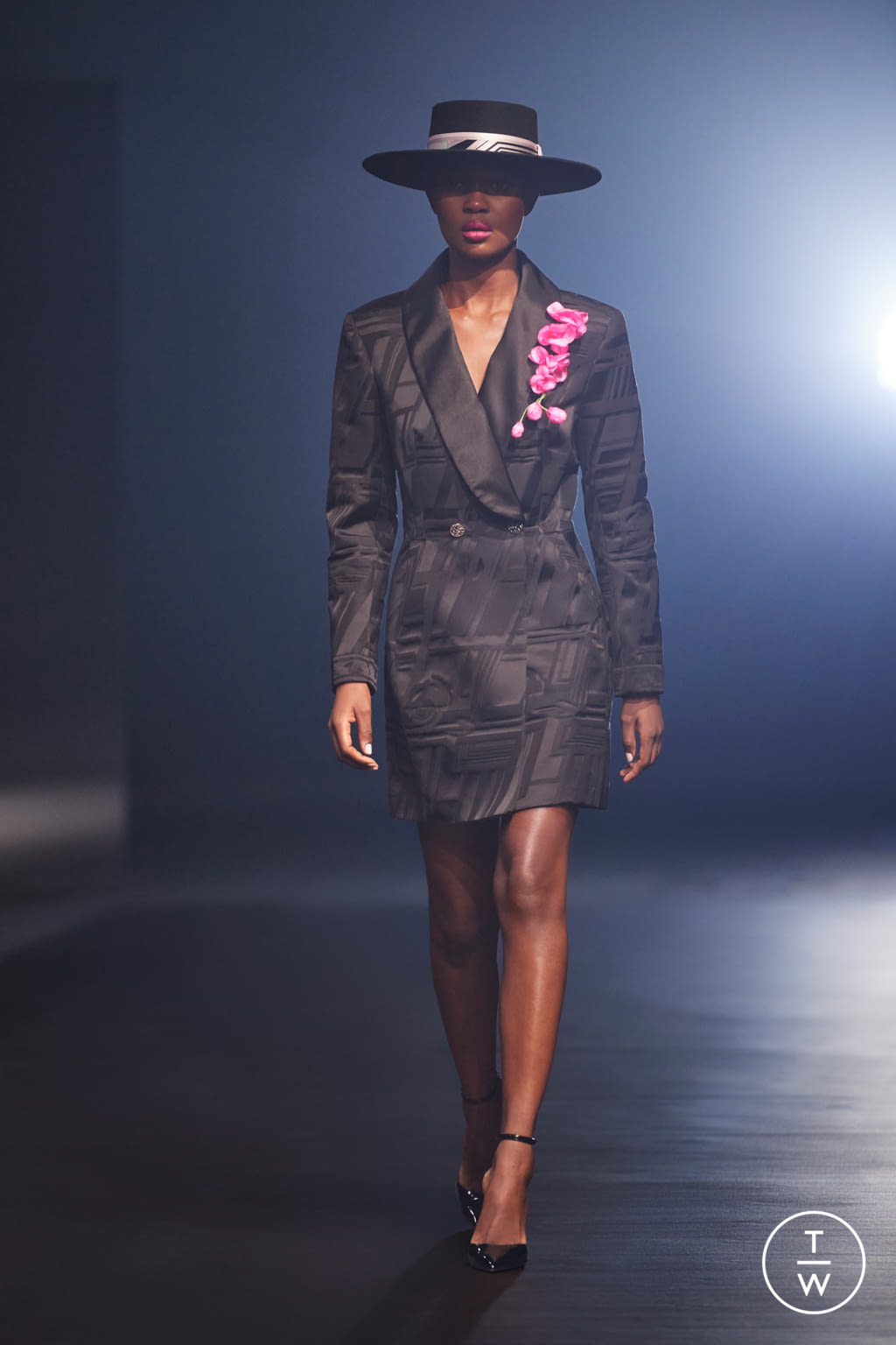 Fashion Week Paris Fall/Winter 2021 look 1 de la collection Leonard Paris womenswear