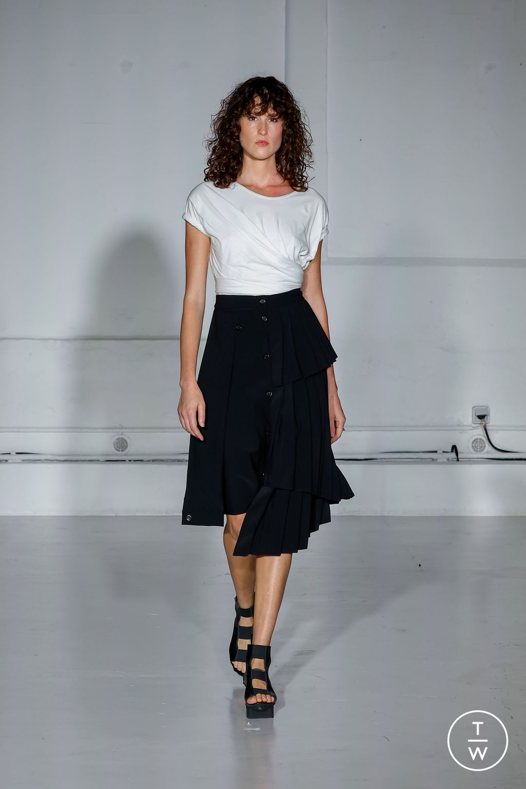 Fashion Week Paris Spring/Summer 2024 look 1 de la collection Mossi womenswear
