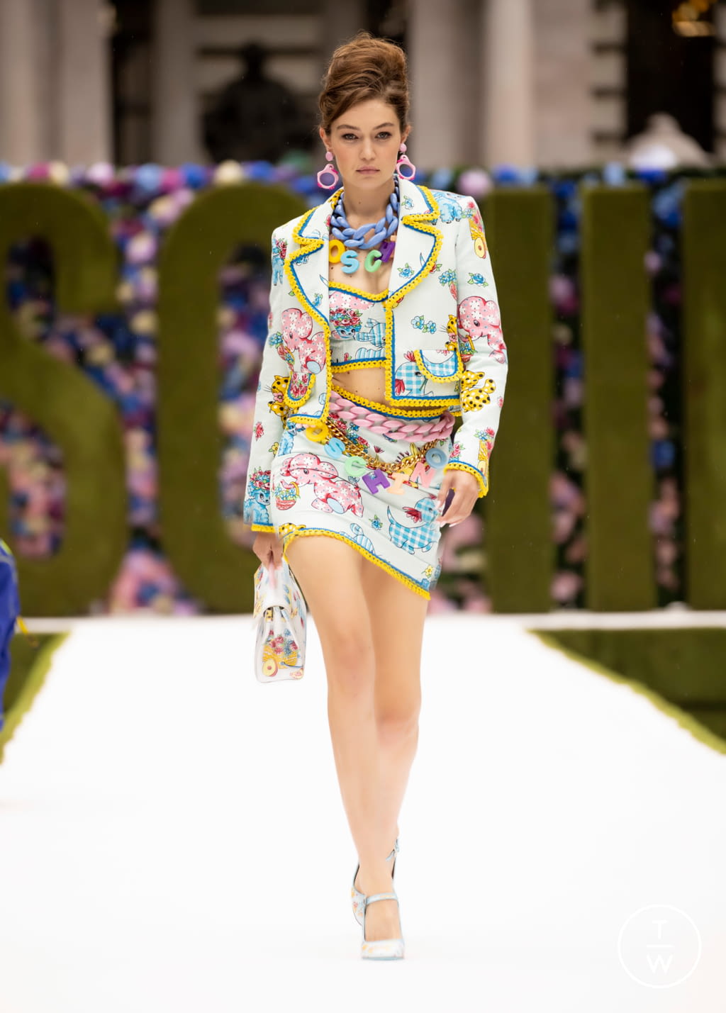 Fashion Week New York Spring/Summer 2022 look 1 from the Moschino collection womenswear