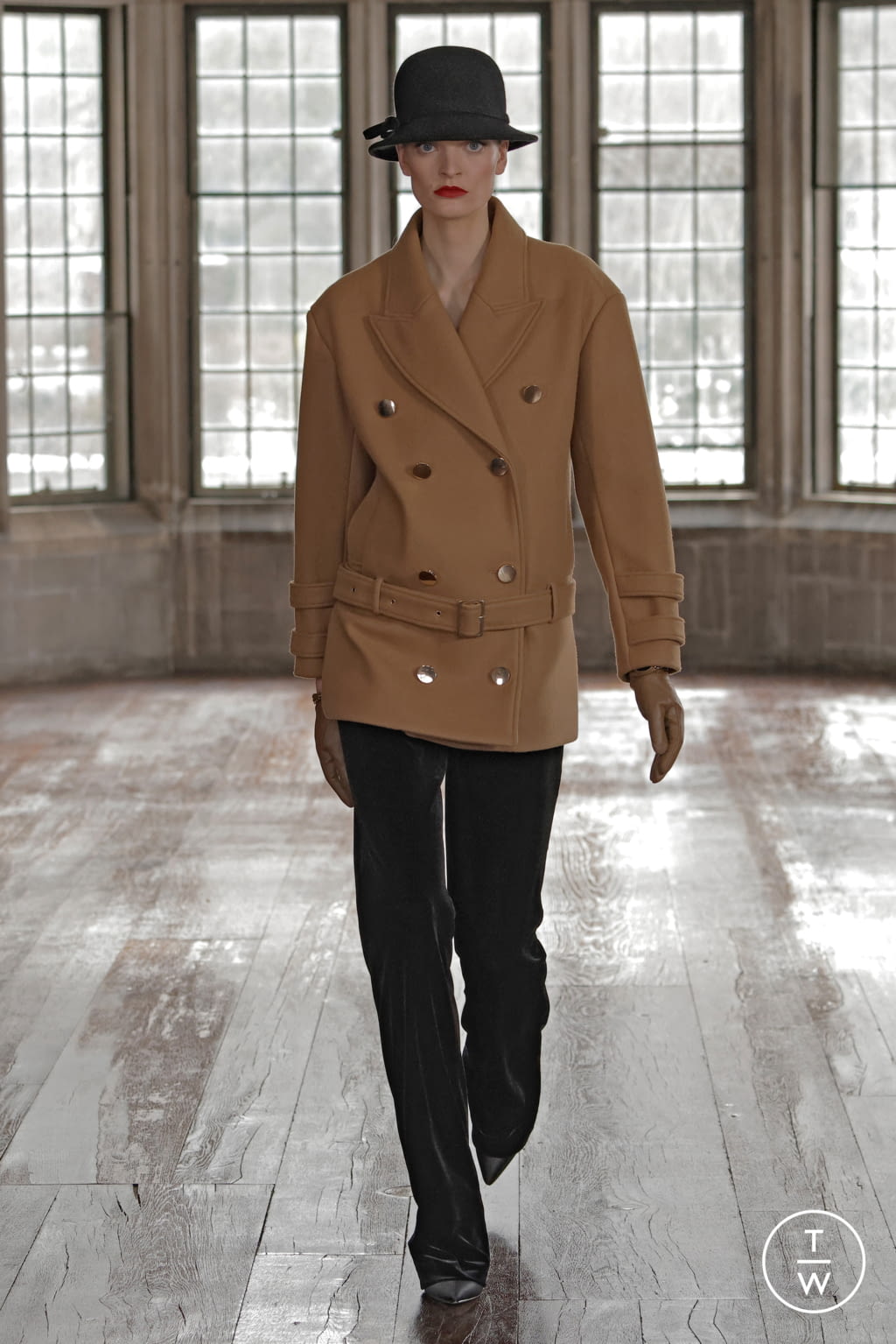 Fashion Week New York Fall/Winter 2022 look 1 de la collection Badgley Mischka womenswear