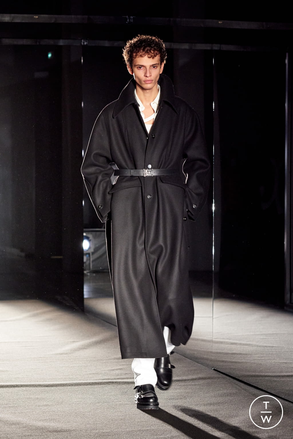 Fashion Week Paris Fall/Winter 2021 look 1 from the Louis Gabriel Nouchi collection 男装