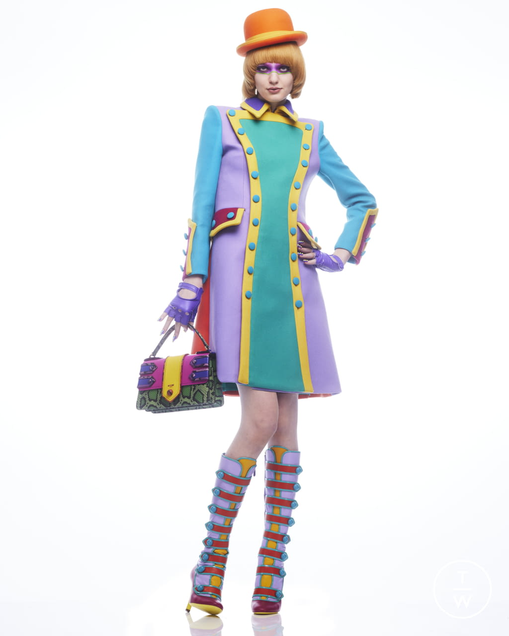 Fashion Week New York Pre-Fall 2022 look 1 from the Moschino collection 女装