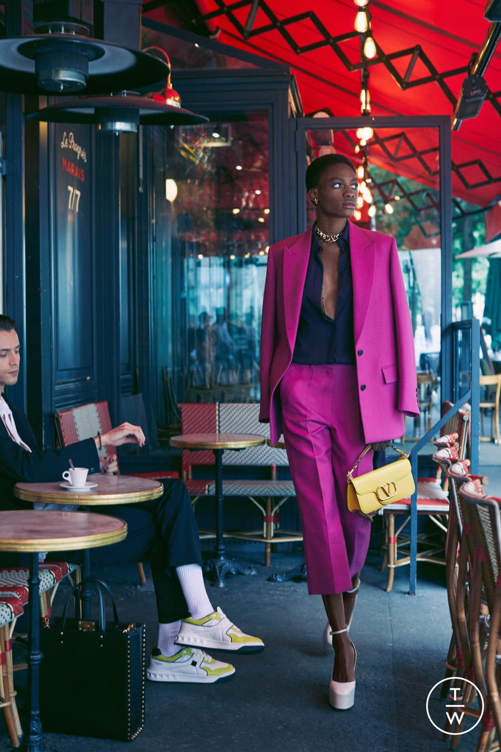 Fashion Week Paris Resort 2022 look 1 de la collection Valentino womenswear