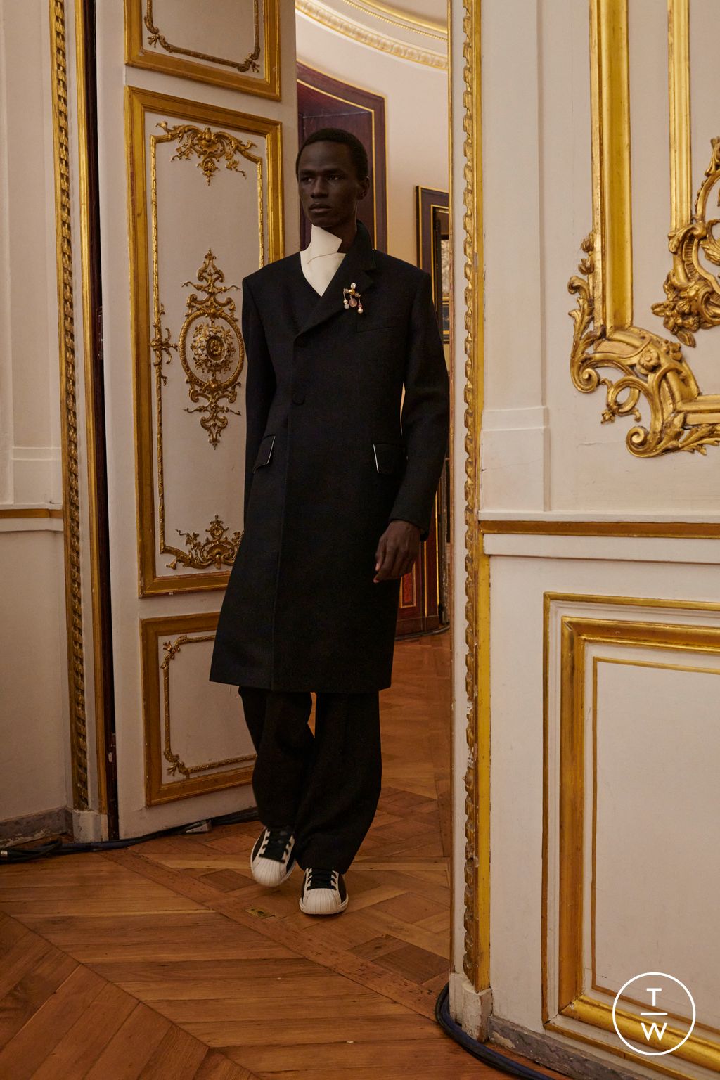Fashion Week Paris Fall/Winter 2023 look 1 from the Wales Bonner collection menswear