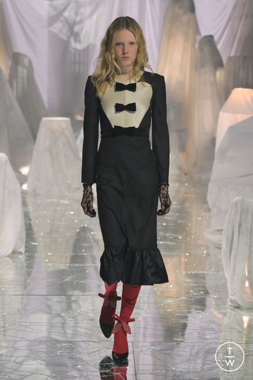 Fashion Week Paris Spring/Summer 2025 look 1 from the Valentino collection womenswear