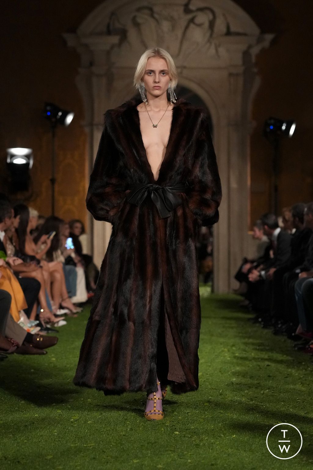 Fashion Week Paris Fall/Winter 2026 look 1 de la collection Valentino womenswear