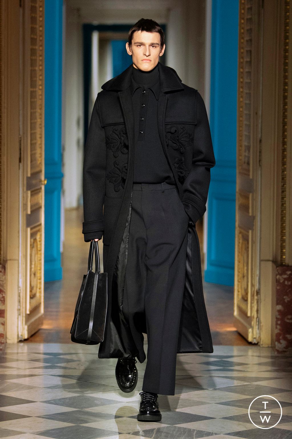 Fashion Week Paris Fall/Winter 2024 look 1 from the Valentino collection menswear