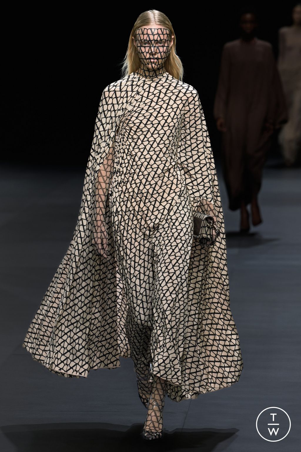 Fashion Week Paris Spring/Summer 2023 look 1 from the Valentino collection 女装