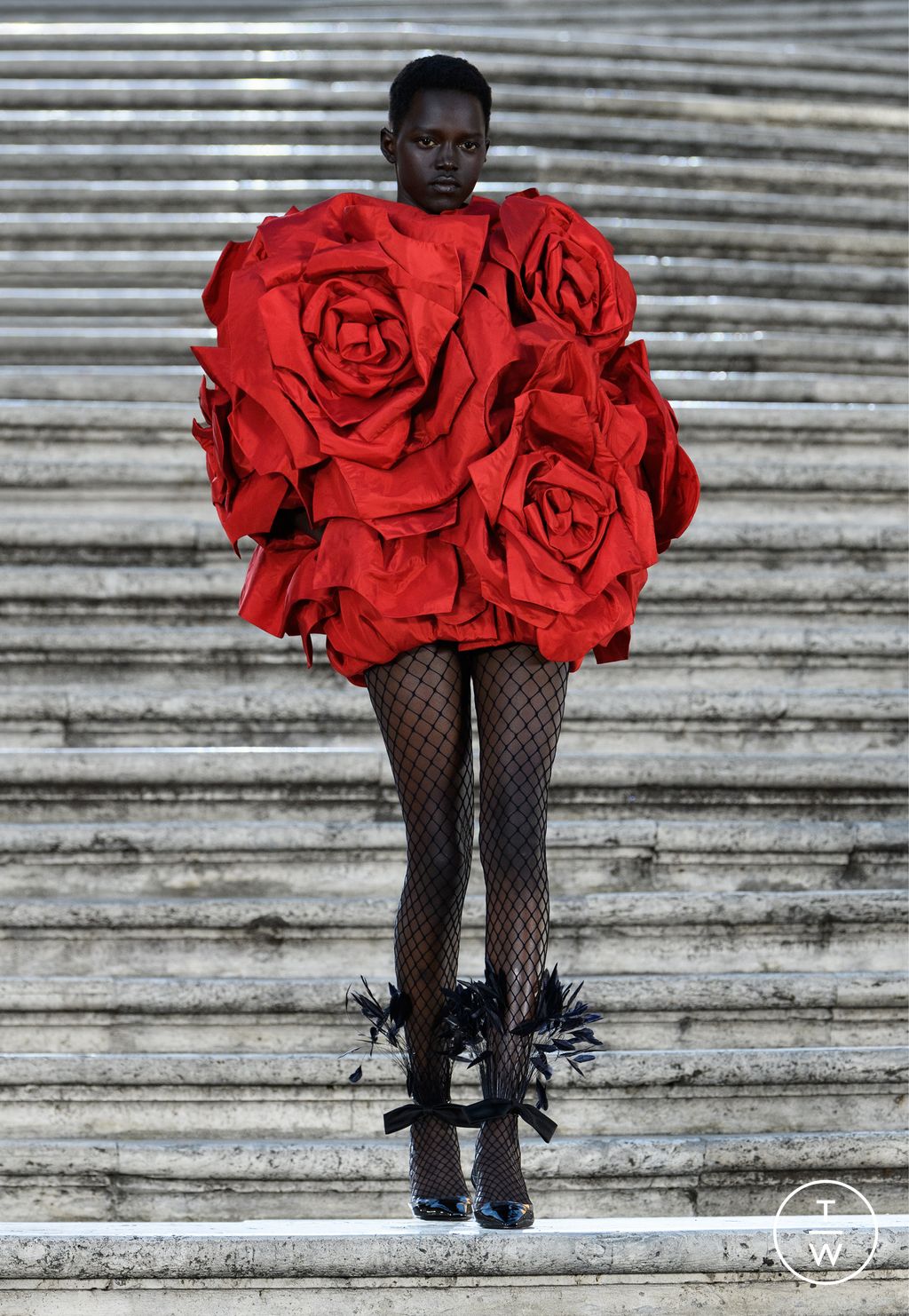 Fashion Week Paris Fall/Winter 2022 look 1 from the Valentino collection couture