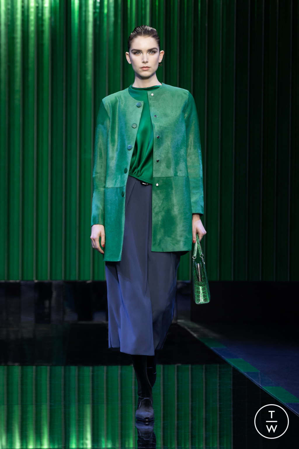 Fashion Week Milan Fall/Winter 2022 look 2 from the Giorgio Armani collection 女装