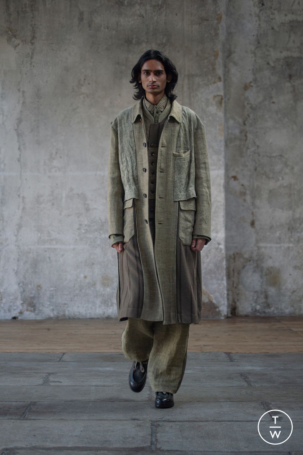 Fashion Week Paris Fall/Winter 2023 look 2 from the Ziggy Chen collection menswear