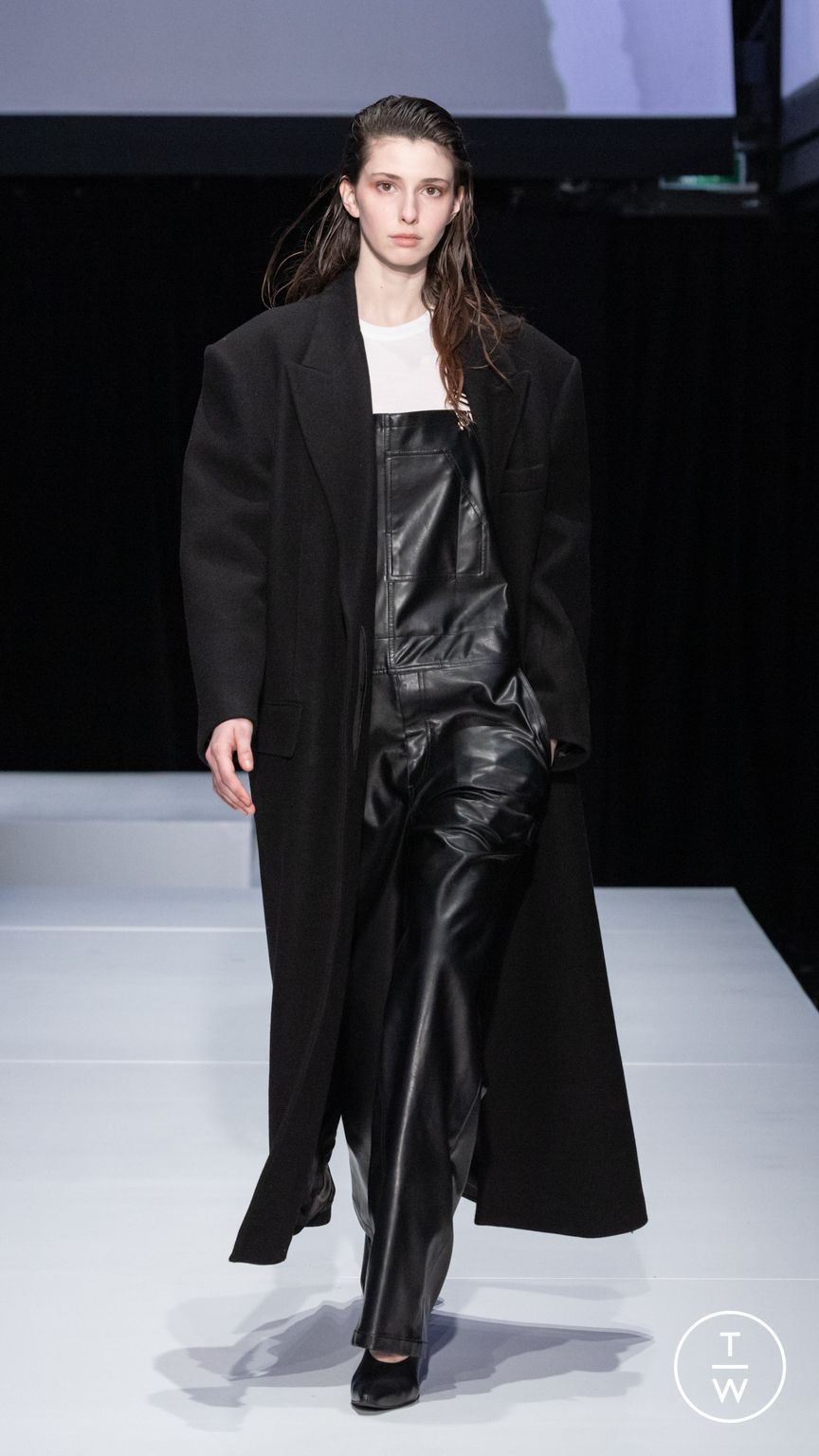 Fashion Week Paris Fall/Winter 2024 look 2 from the System Studios collection 男装