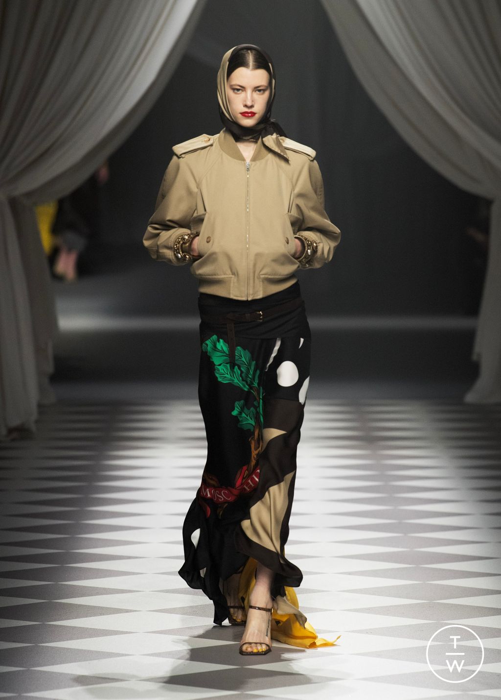 Fashion Week Milan Fall/Winter 2024 look 2 de la collection Moschino womenswear