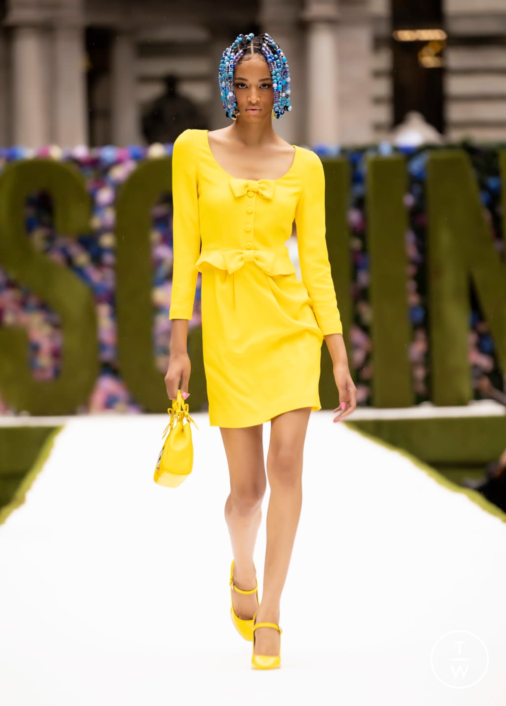 Fashion Week New York Spring/Summer 2022 look 2 de la collection Moschino womenswear