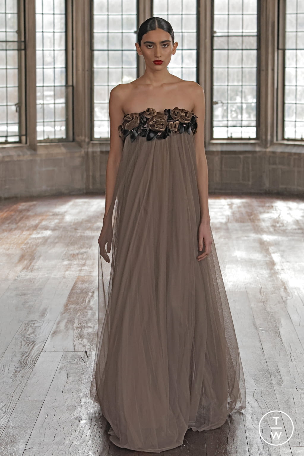 Fashion Week New York Fall/Winter 2022 look 2 from the Badgley Mischka collection womenswear