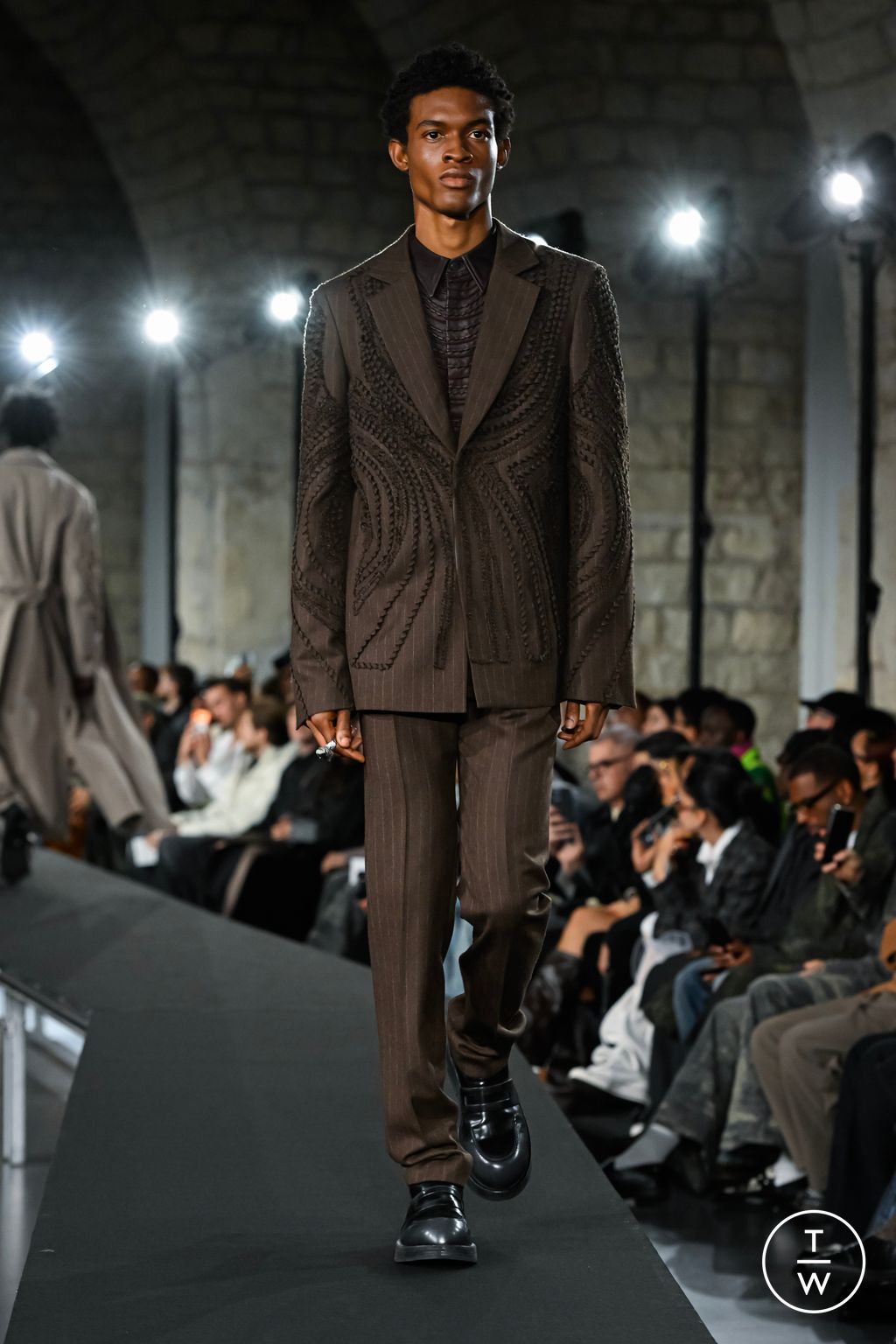Fashion Week Paris Fall/Winter 2026 look 2 from the TAAKK collection 男装