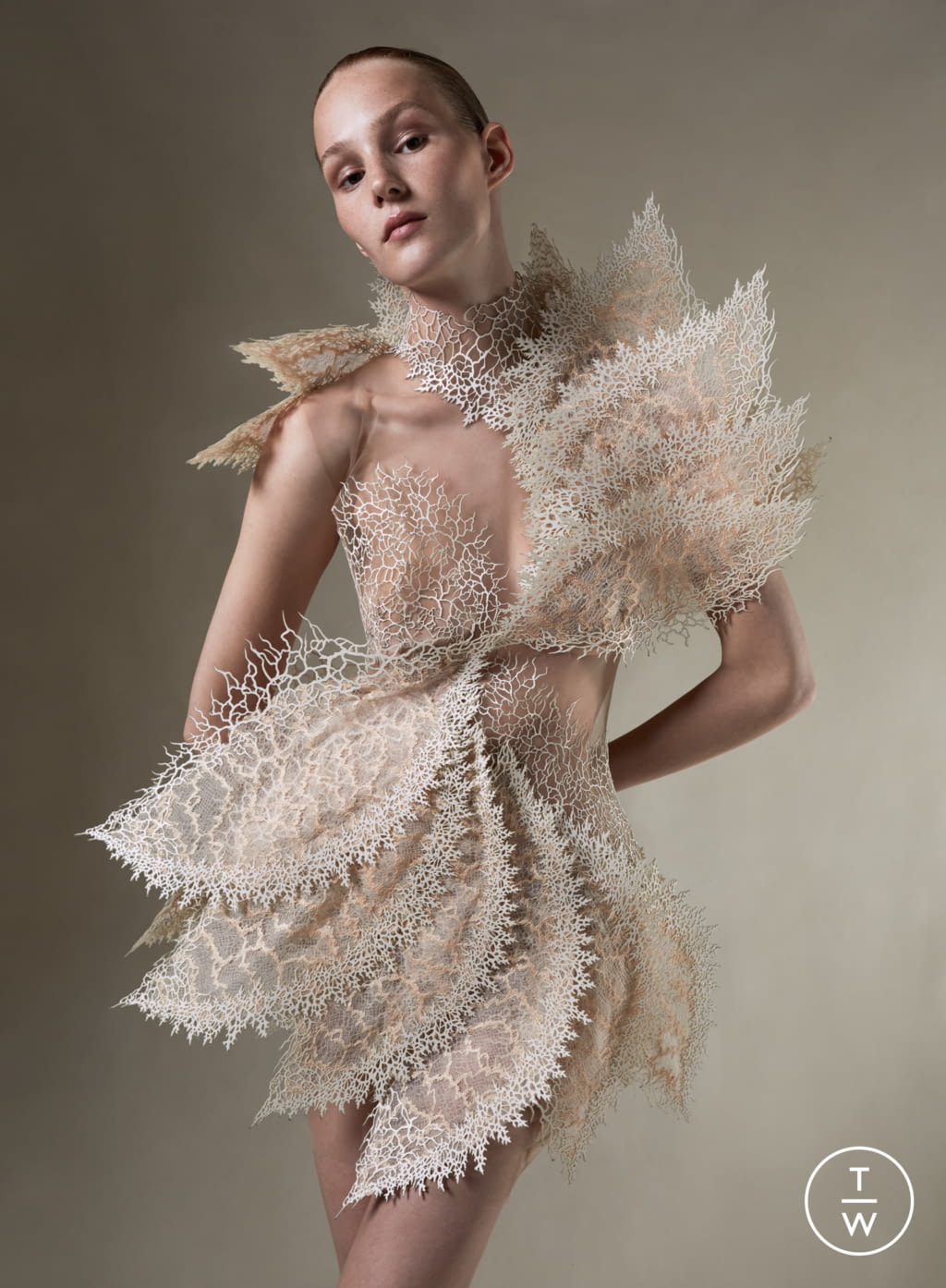 Fashion Week Paris Fall/Winter 2021 look 2 from the Iris Van Herpen collection 高级定制