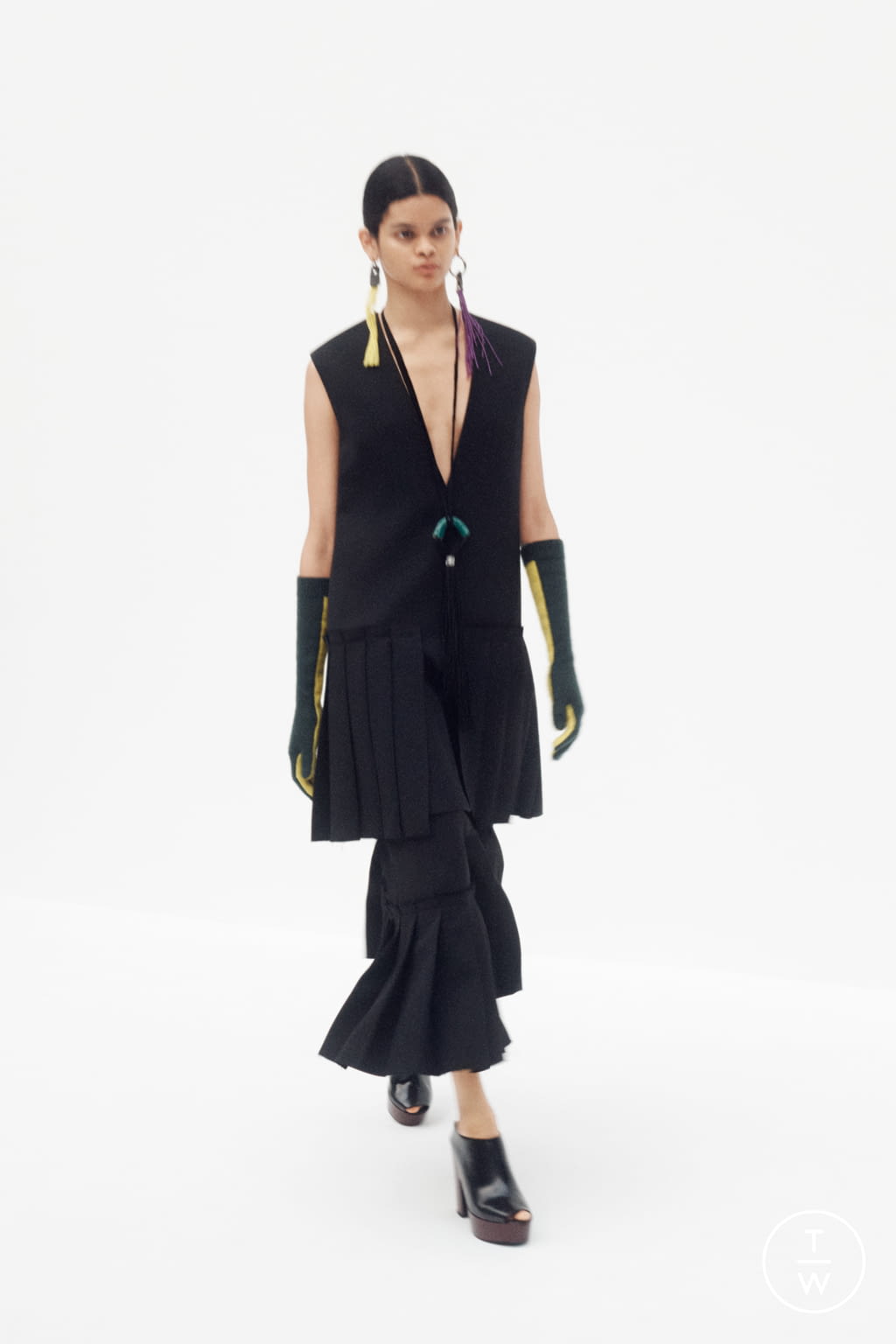 Fashion Week New York Pre-Fall 2021 look 1 from the Marina Moscone collection 女装