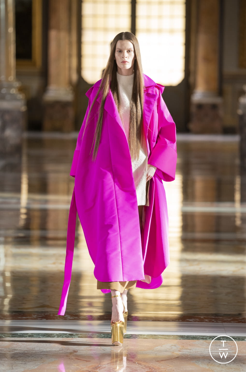 Fashion Week Paris Spring/Summer 2021 look 2 from the Valentino collection couture