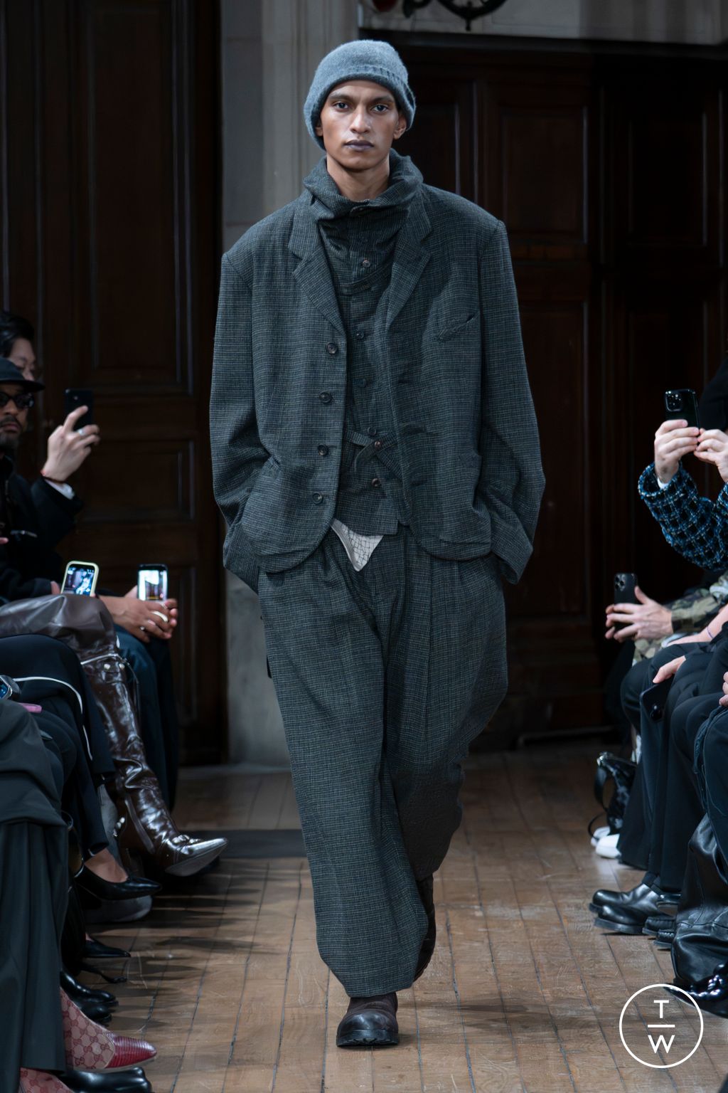 Fashion Week Paris Fall/Winter 2026 look 2 from the Ziggy Chen collection 男装
