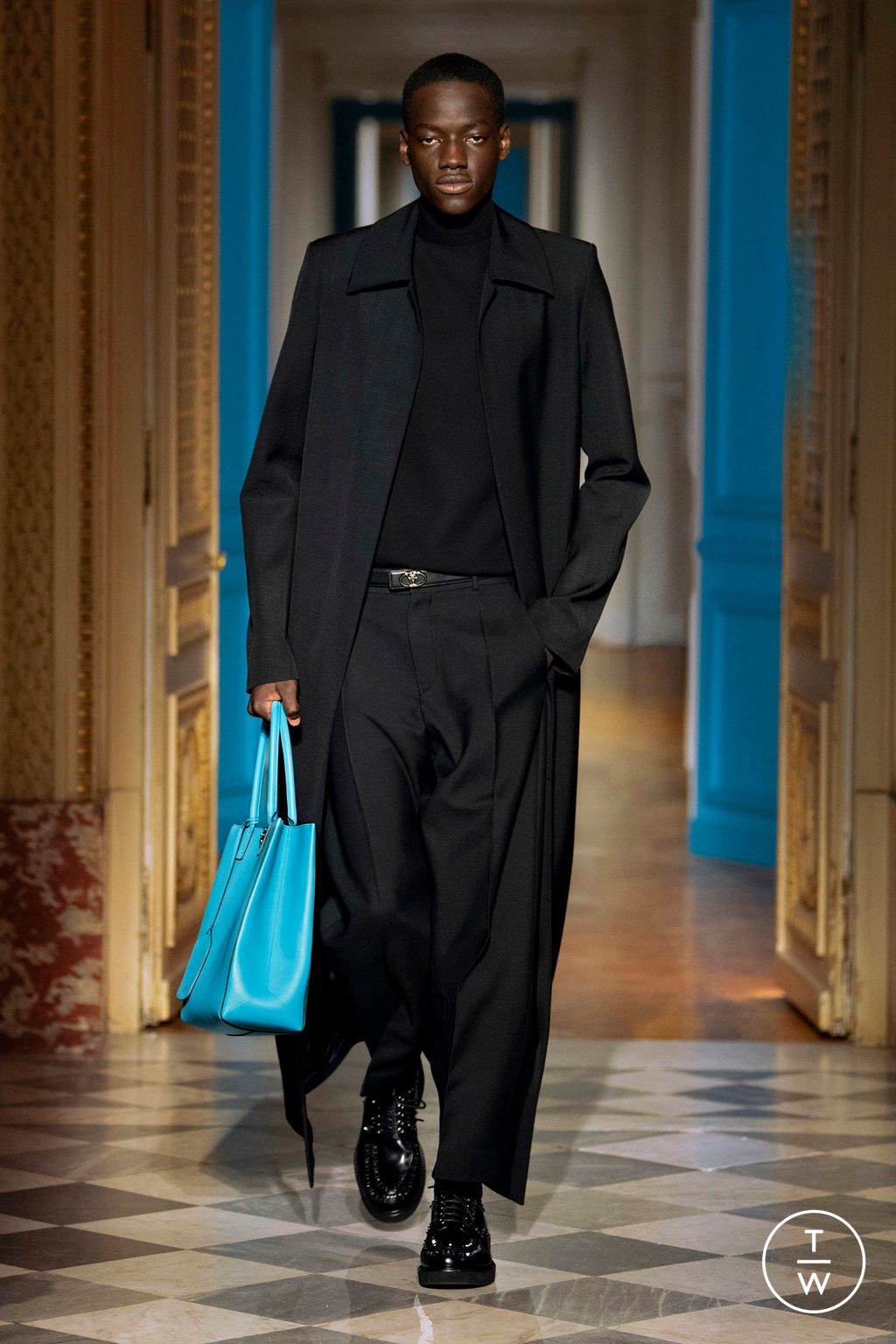 Fashion Week Paris Fall/Winter 2024 look 2 from the Valentino collection menswear