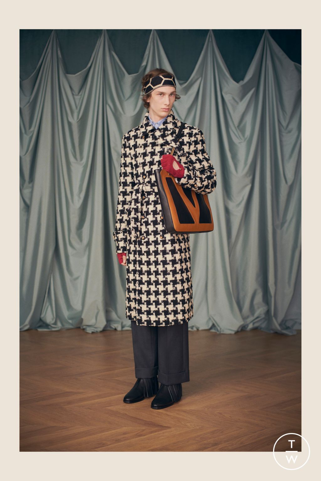 Fashion Week Paris Resort 2025 look 2 from the Valentino collection 女装