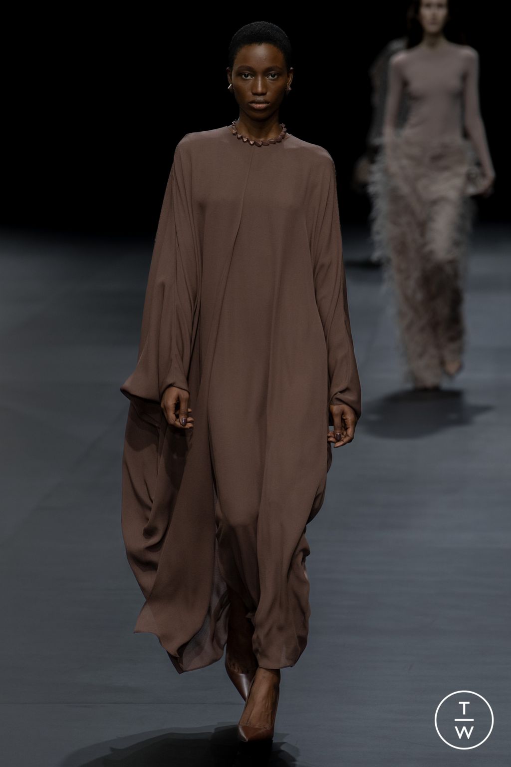 Fashion Week Paris Spring/Summer 2023 look 2 from the Valentino collection 女装