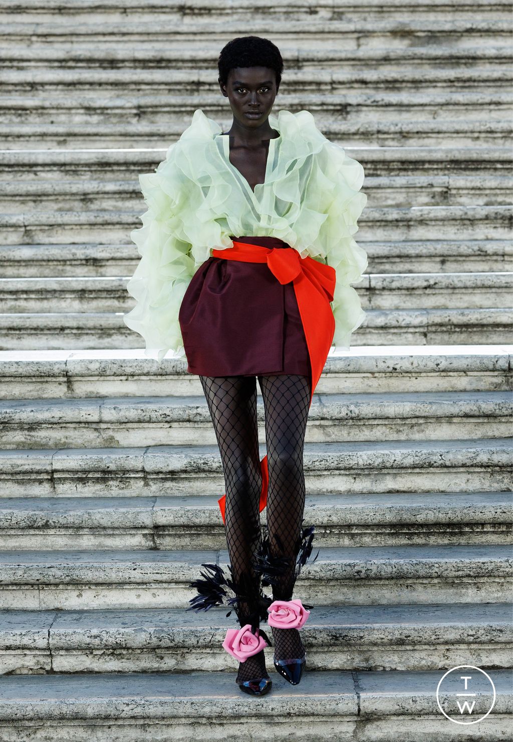 Fashion Week Paris Fall/Winter 2022 look 2 from the Valentino collection 高级定制