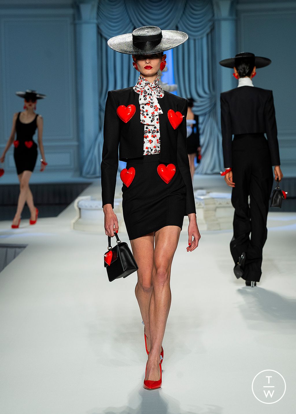 Fashion Week Milan Spring/Summer 2023 look 3 de la collection Moschino womenswear