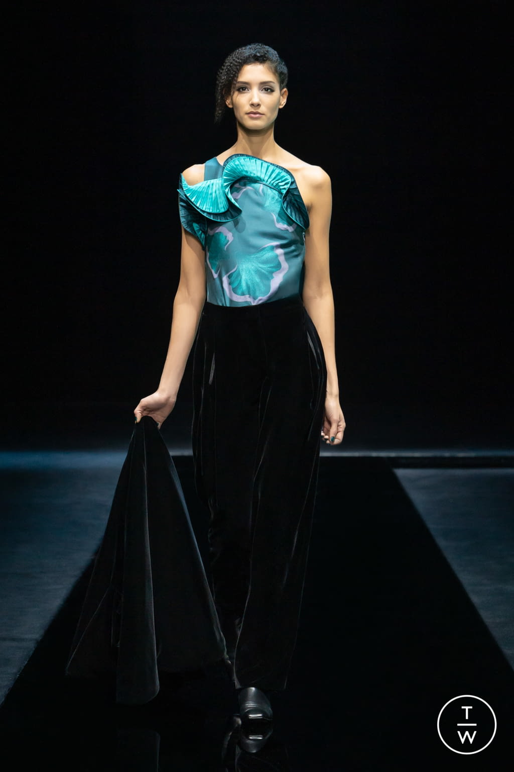Fashion Week Milan Fall/Winter 2021 look 3 from the Giorgio Armani collection womenswear