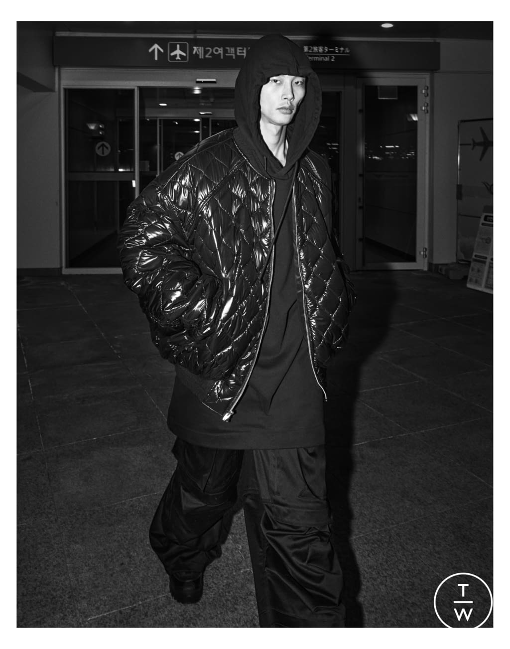 Fashion Week Paris Fall/Winter 2022 look 2 from the Juun.J collection menswear