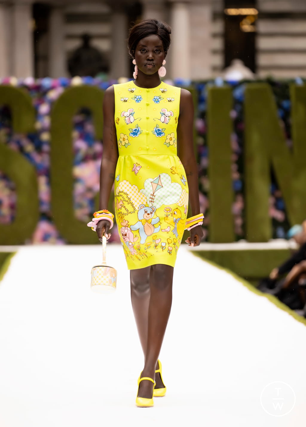 Fashion Week New York Spring/Summer 2022 look 3 de la collection Moschino womenswear