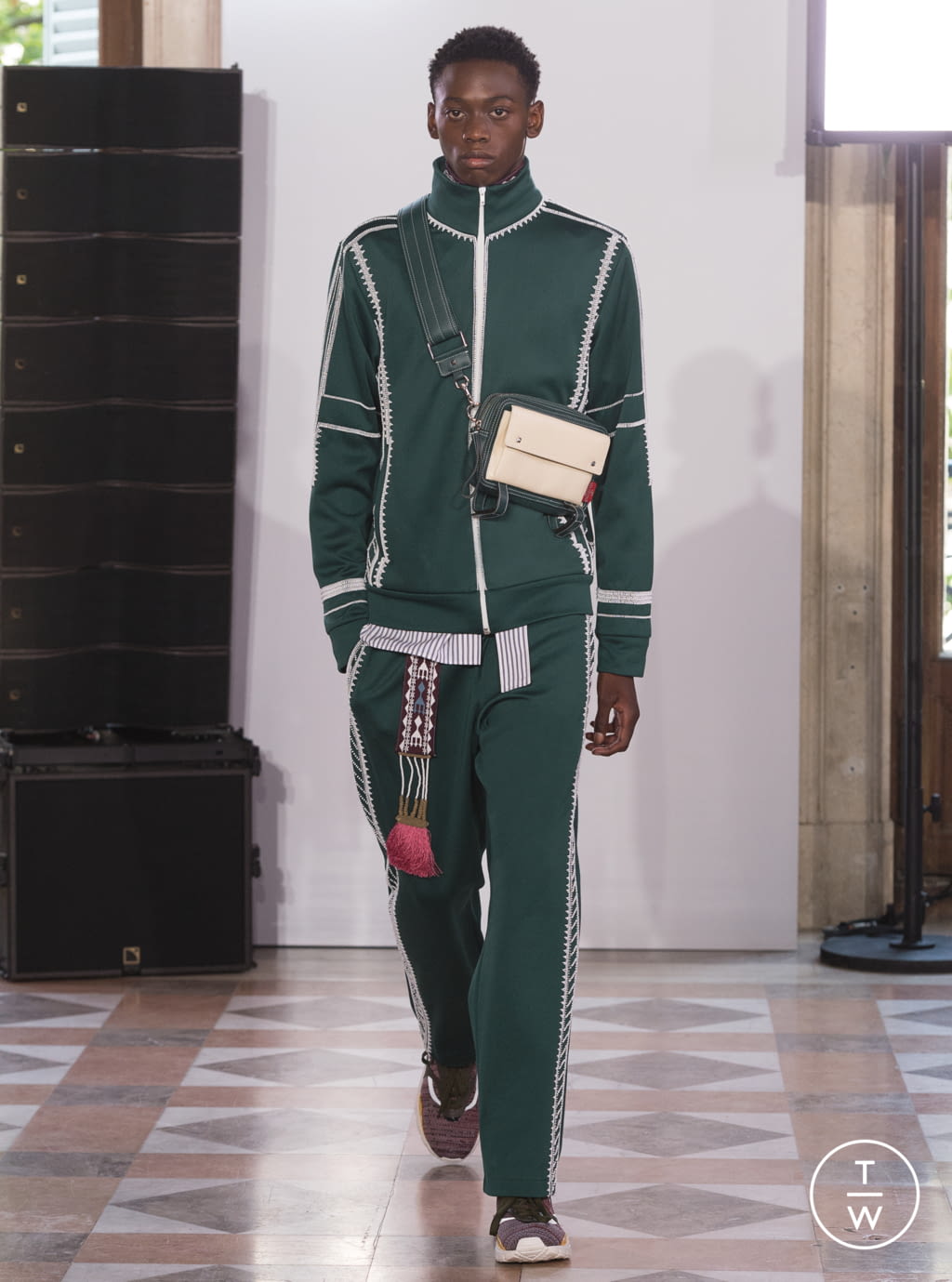 Fashion Week Paris Spring/Summer 2018 look 3 from the Valentino collection menswear