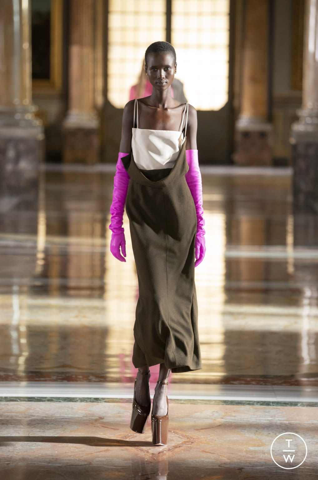 Fashion Week Paris Spring/Summer 2021 look 3 from the Valentino collection couture