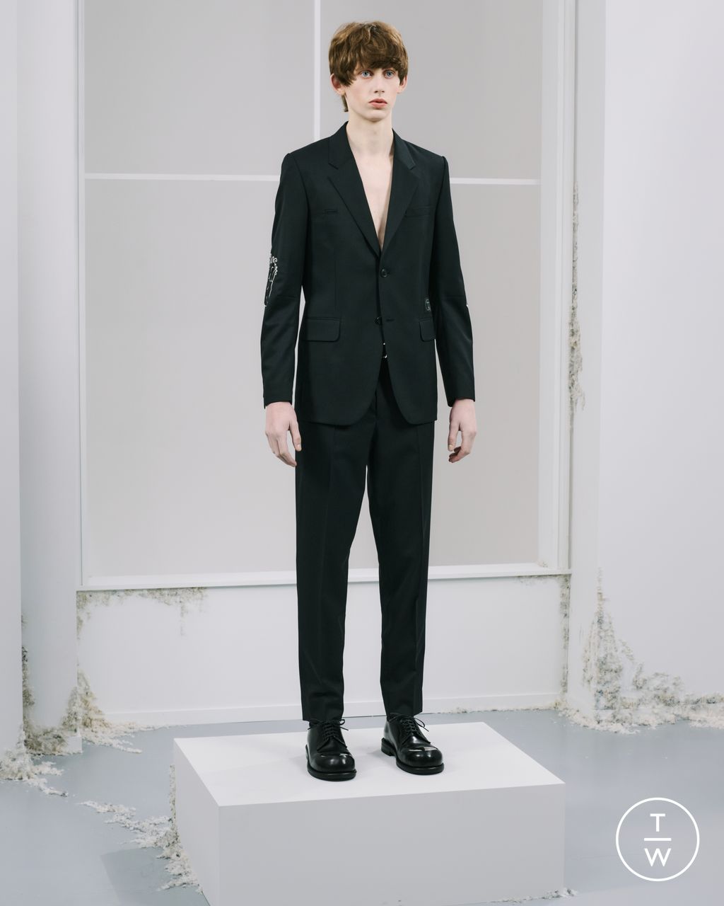 Fashion Week Paris Pre-Fall 2026 look 3 from the Undercover collection 男装