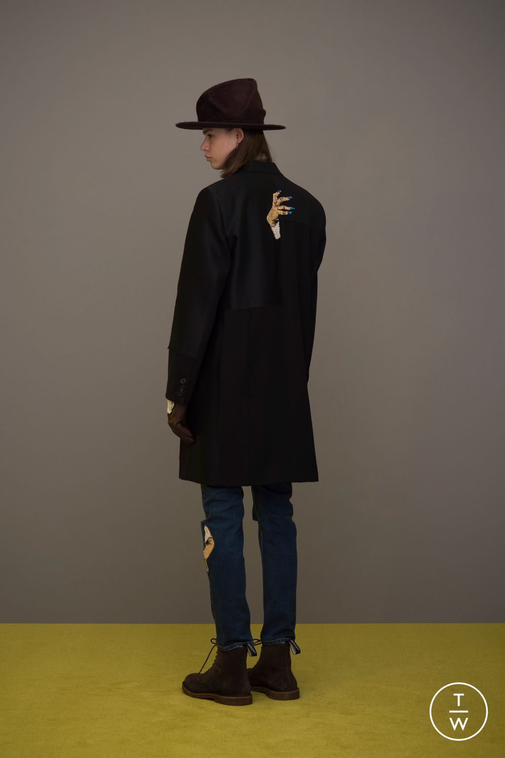 Fashion Week Paris Fall/Winter 2023 look 8 from the Undercover collection menswear
