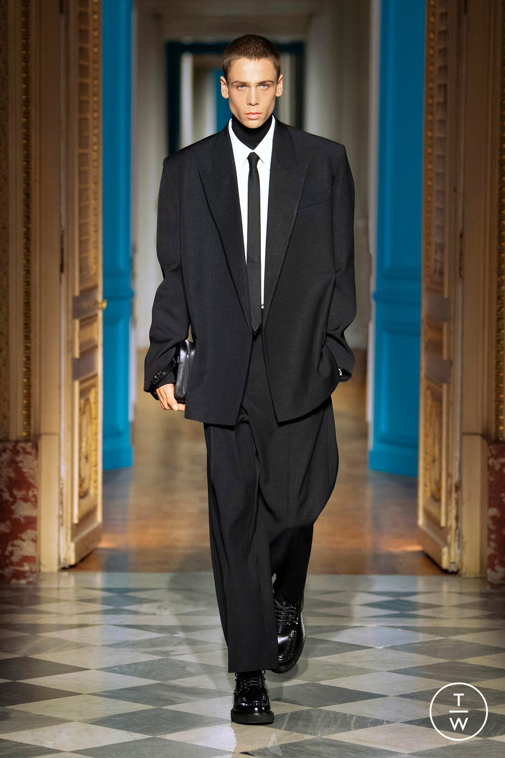 Fashion Week Paris Fall/Winter 2024 look 3 from the Valentino collection menswear