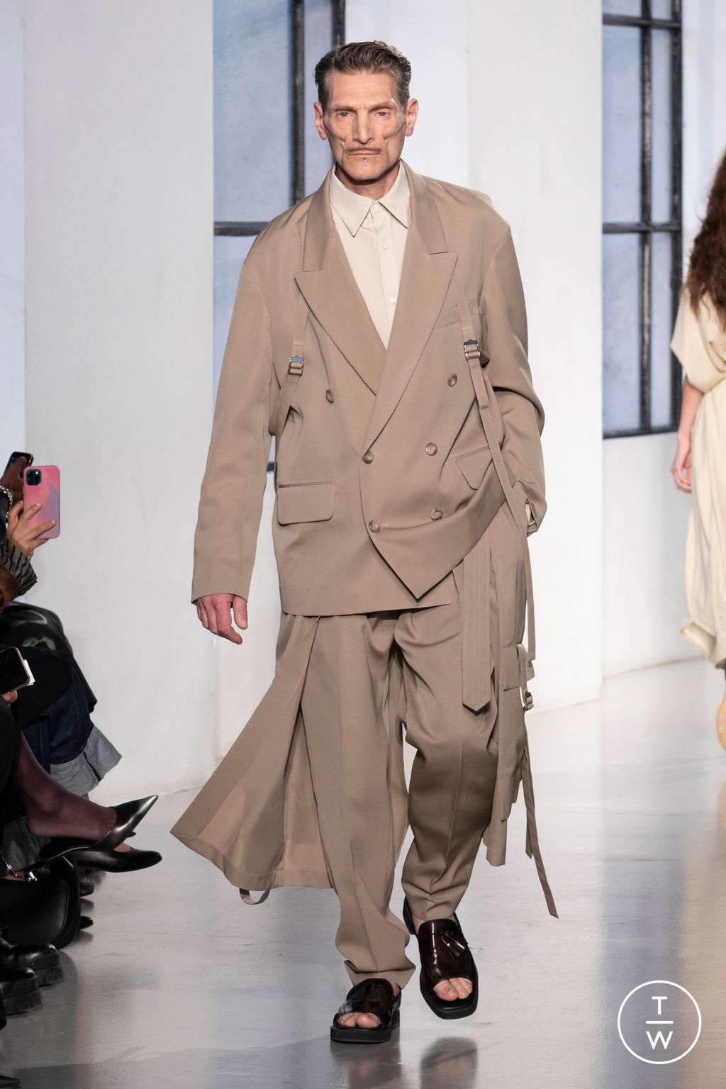 Fashion Week Paris Spring/Summer 2025 look 4 from the Ujoh collection 女装