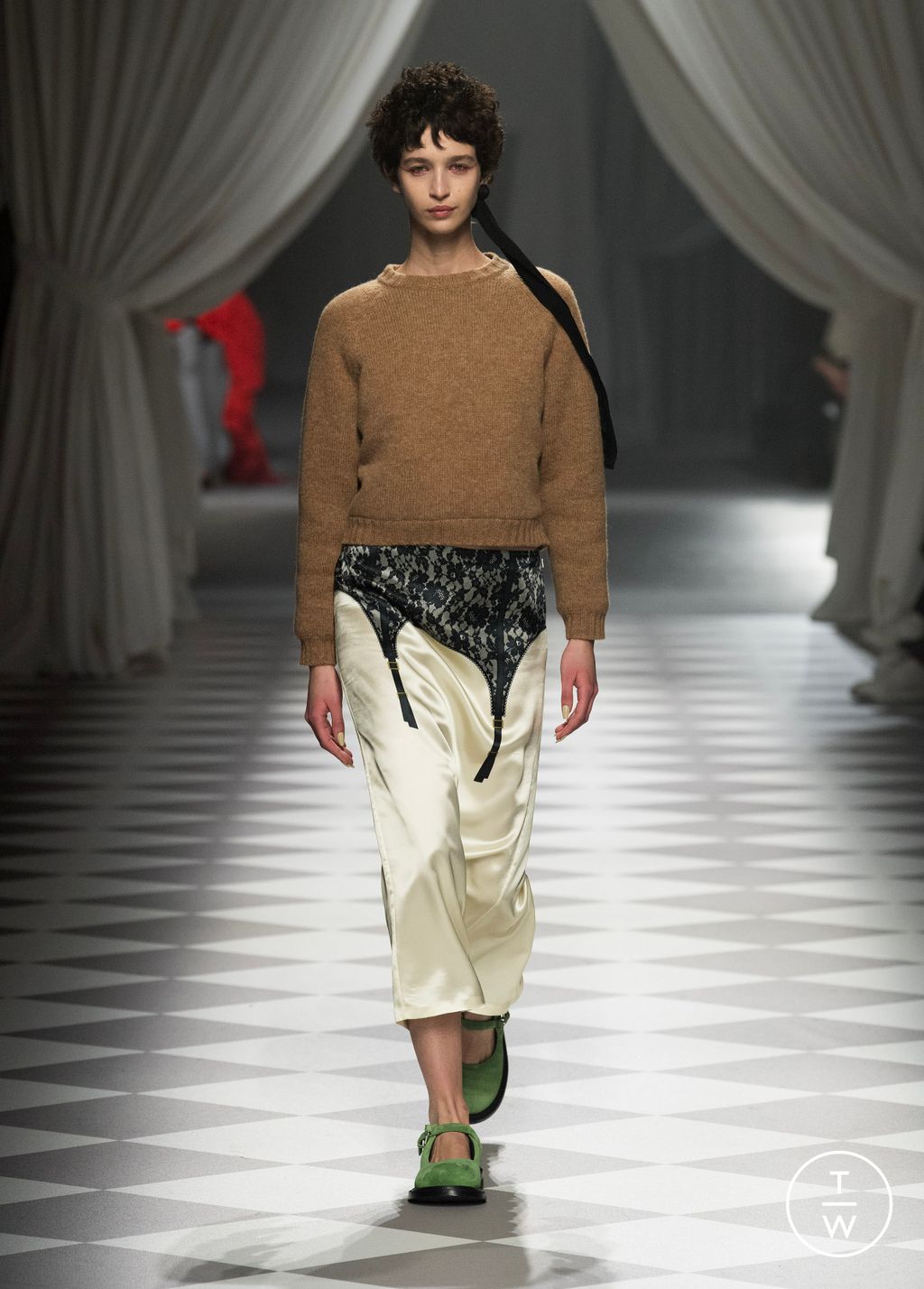 Fashion Week Milan Fall/Winter 2024 look 4 de la collection Moschino womenswear
